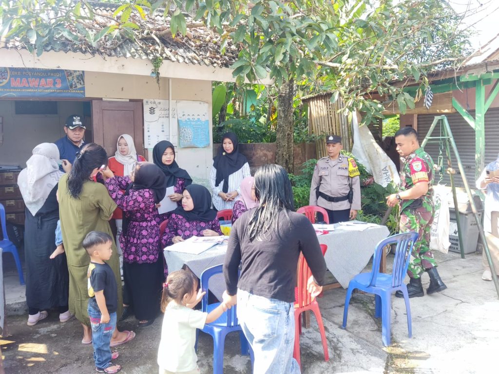 Partisipasi Bhabinkamtibmas Jayamekar sambangi Posyandu Mawar 3 dalam mencegah Stunting