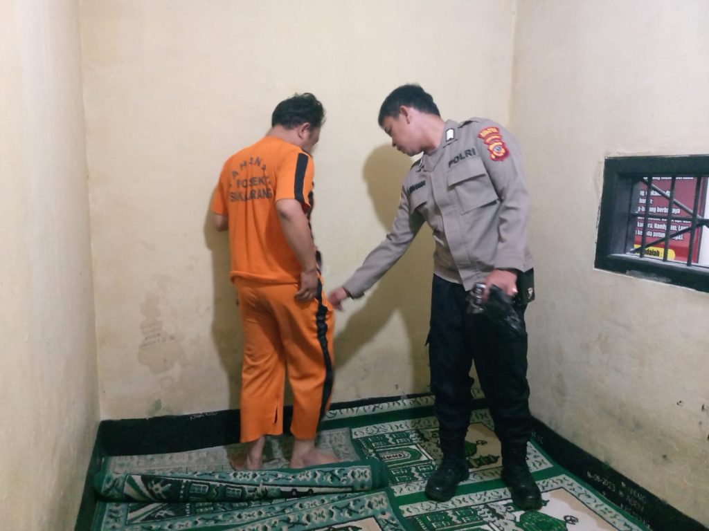 Pastikan Aman Terkendali, Kapolsek Sukalarang Didampingi Anggota Piket Cek dan Kontrol Tahanan