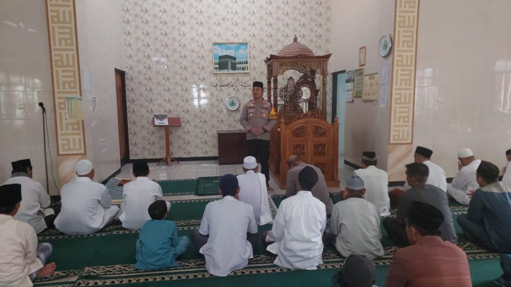 Jalin silaturahmi dengan warga,Kapolsek Cisaat melaksnakan salat Jum’at Keliling