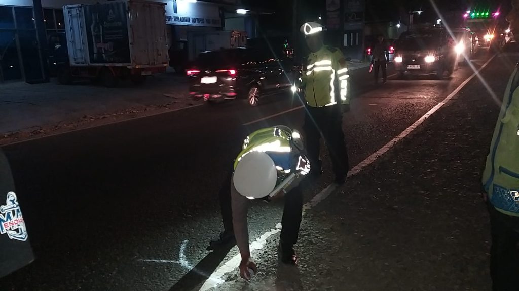 Polsek Malangbong Cek Tkp Kecelakaan Lalu Lintas Antara Dua Sepeda Motor, Dua Orang Pengendara Mengalami Luka-Luka