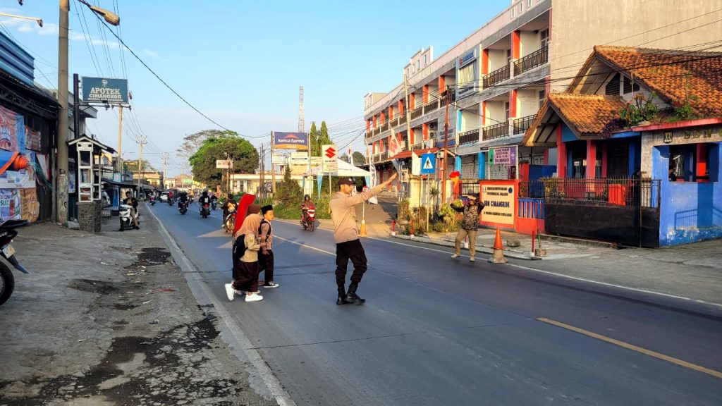 Wujud Kepedulian, Polisi Bantu Anak-Anak Sekolah Menyeberang Jalan