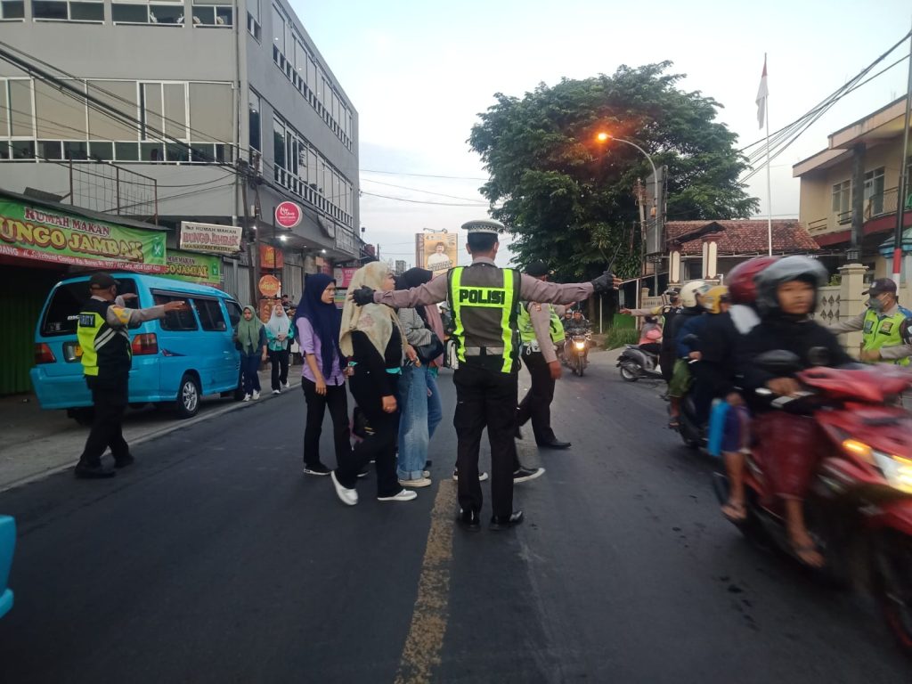 Antisipasi Kemacetan Pagi, Unit Lantas Polsek Sukalarang Melaksanakan Gatur Lalin Saat Jam Masuk Karyawan