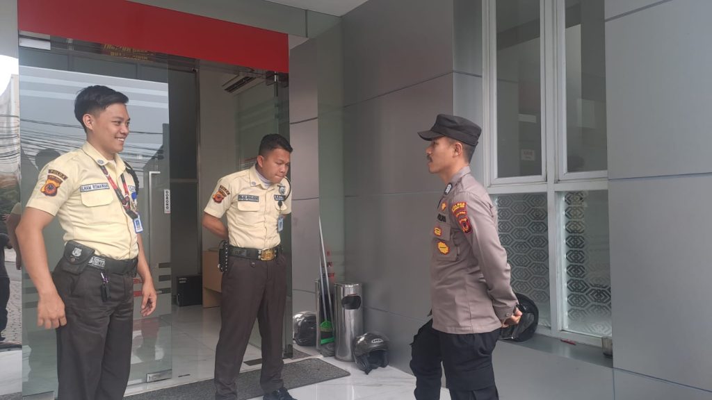 Guna menciptakan keamanan dan kondusif, Polsek Citamiang Patroli Dialogis dan Sambangi Warga.