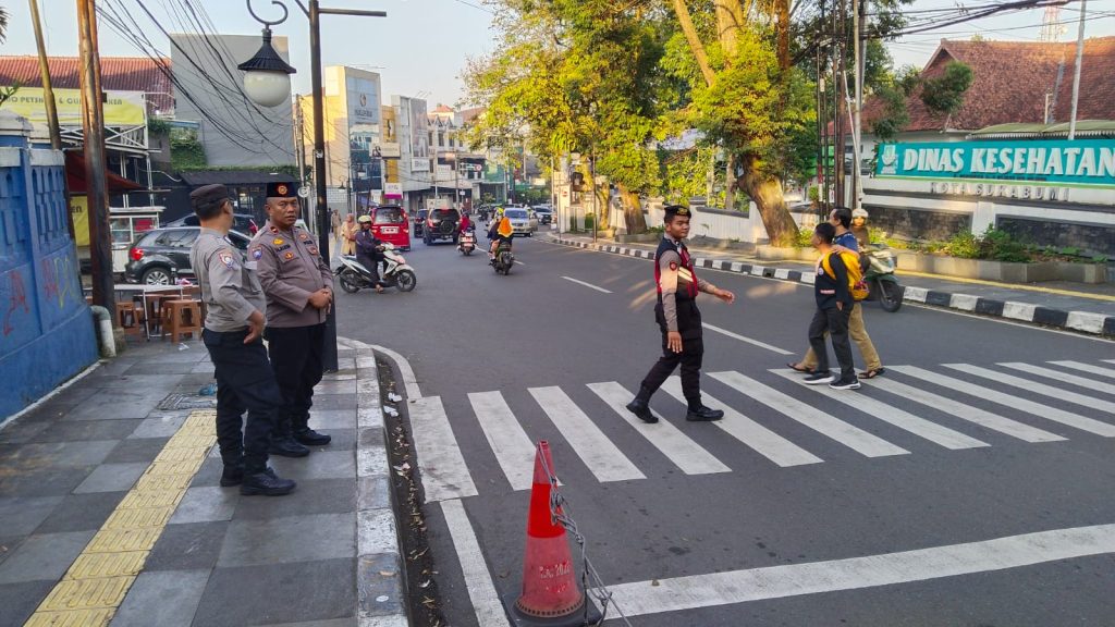 Berikan Pelayanan Di Pagi Hari, Polsek Cikole Laksanakan Giat Pengaturan Lalulintas