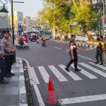 Berikan Pelayanan Di Pagi Hari, Polsek Cikole Laksanakan Giat Pengaturan Lalulintas