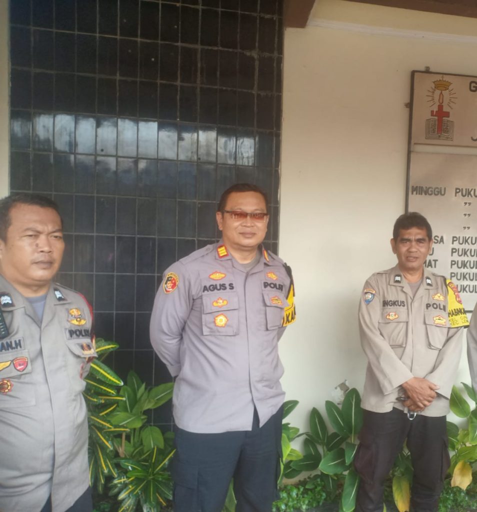 Pengamanan Gereja Rutin Polsek Lembursitu Untuk Berikan Rasa Aman Dan Nyaman Bagi Jemaat