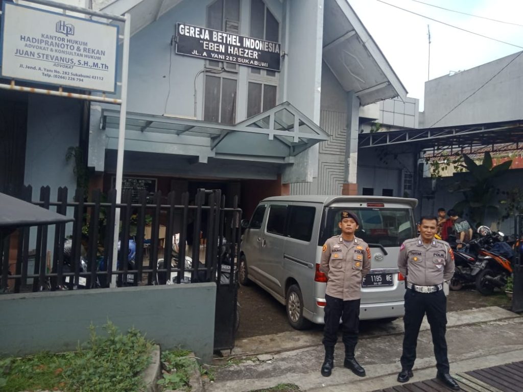 Personil Polsek Sukalarang Laksanakan PAM Ibadah Kebaktian di Gereja Bethel Indonesia (GBI) Kota Sukabumi