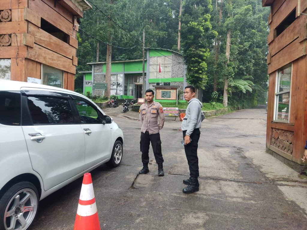 Personil Polsek kadudampit Melaksanakan giat Patroli tempat wisata situgunung.