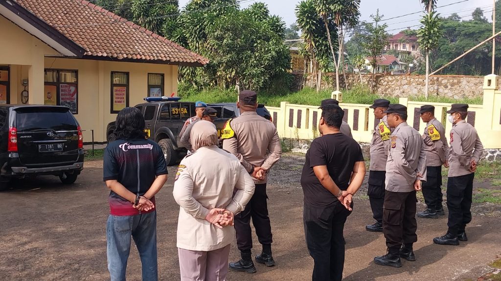 Apel Pagi dan Pengecekan Kelengkapan Personil Polsek Kadudampit