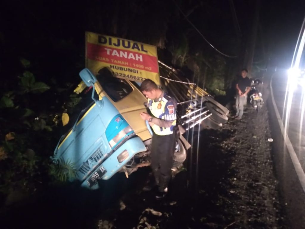 Polsek Kadungora Bantu Evakuasi Kecelakaan Tunggal Di Kampung Lebakjero