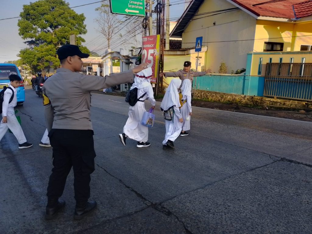 Wujud Kepedulian, Polisi Bantu Anak-Anak Sekolah Menyeberang Jalan