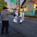 Wujud Kepedulian, Polisi Bantu Anak-Anak Sekolah Menyeberang Jalan