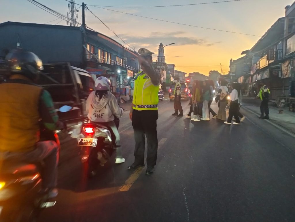 Antisipasi Kemacetan Pagi, Unit Lantas Polsek Sukalarang Laksanakan Gatur Lalin Saat Jam Masuk Karyawan