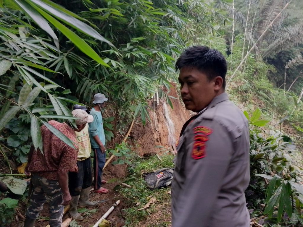 Bhabinkamtibmas Polsek Sukalarang Turun Langsung Cek Lokasi Tanah Longsor Di Wilayah Binaan