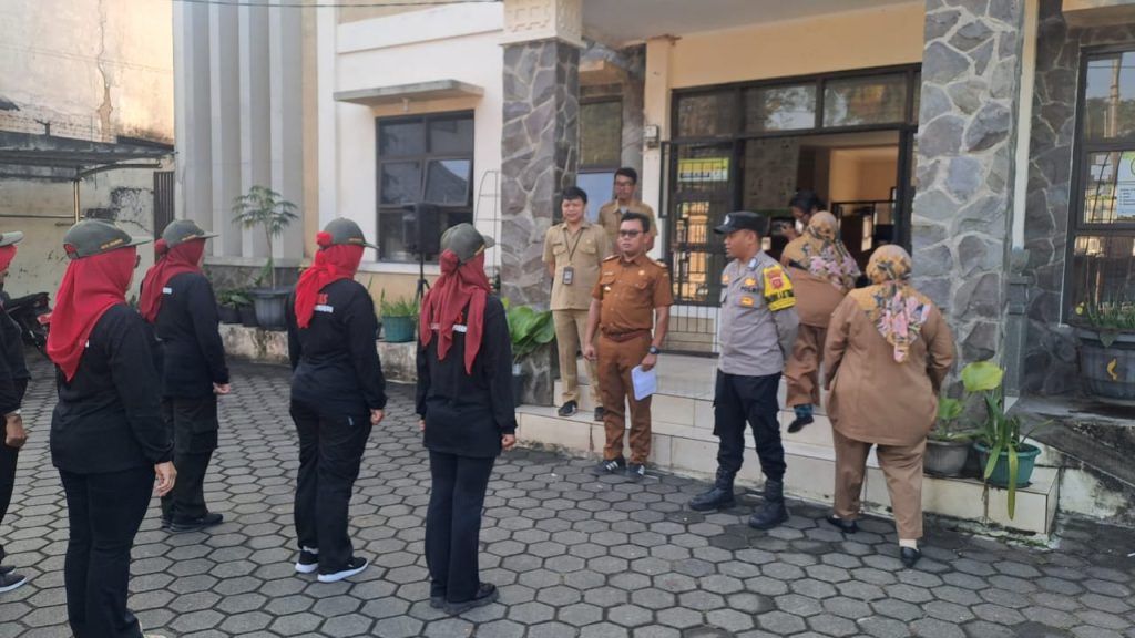 Unit Lantas Polsek Cikole Laksanakan Giat Pengaturan Siang Hari