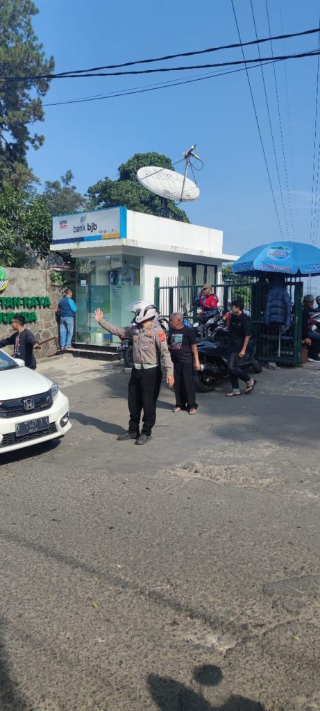 Polisi lakukan pengaturan untuk urai kemacetan di tempat wisata