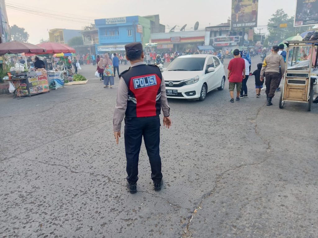 Unit Samapta Polsek Solokan Jeruk Polresta Bandung lakukan pengaturan lalu lintas Di daerah rawan macet di daerah se-kec. Solokanjeruk