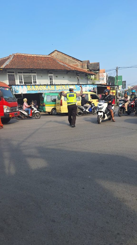 Unit Lantas Polsek Dayeuhkolot Laksanakan Gatur Lalin Minggu Pagi