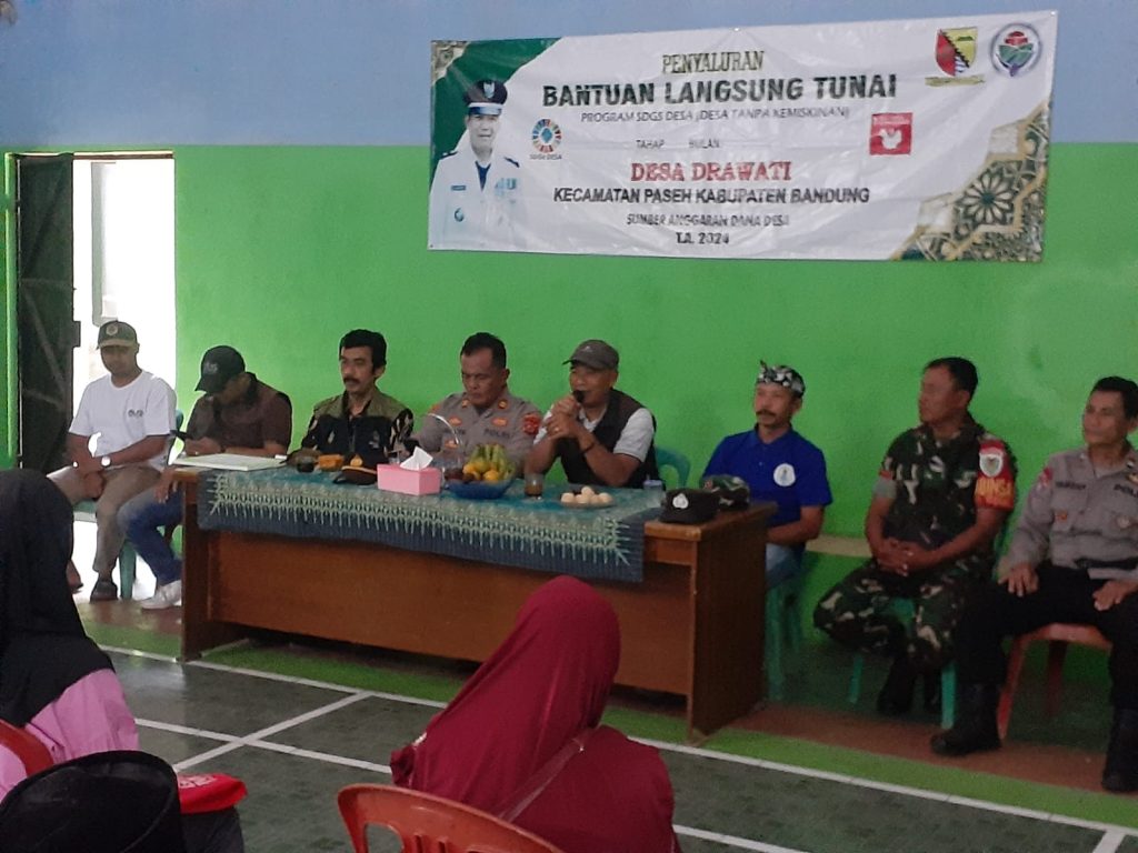 Iptu Ahmad Nurdin S.H Polsek Paseh Hadiri Pembagian BLT Program SDGs di Desa Drawati