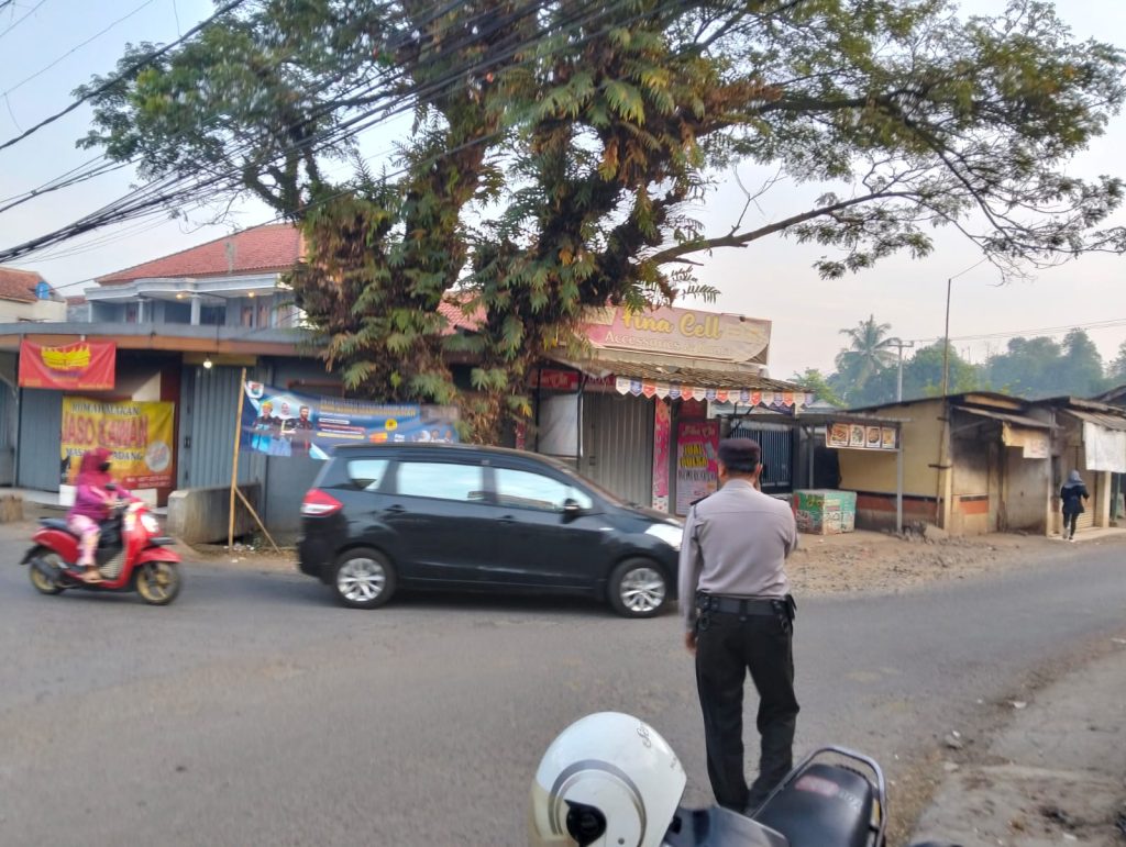 Bantu Kelancaran Arus Lalin, Anggota Piket Fungsi Polsek Paseh Laksanakan Gatur Pagi