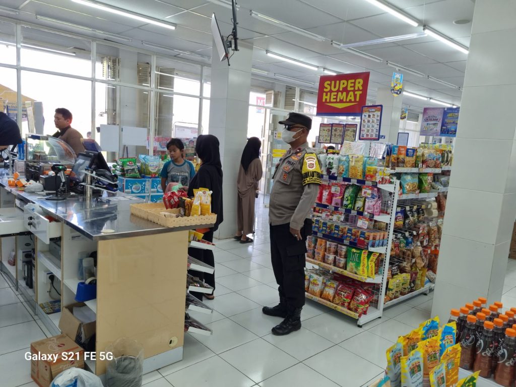 Bhabinkamtibmas Ciluncat Polsek Cangkuang, Kunjungi Ritel Sampaikan Himbauan Kamtibmas