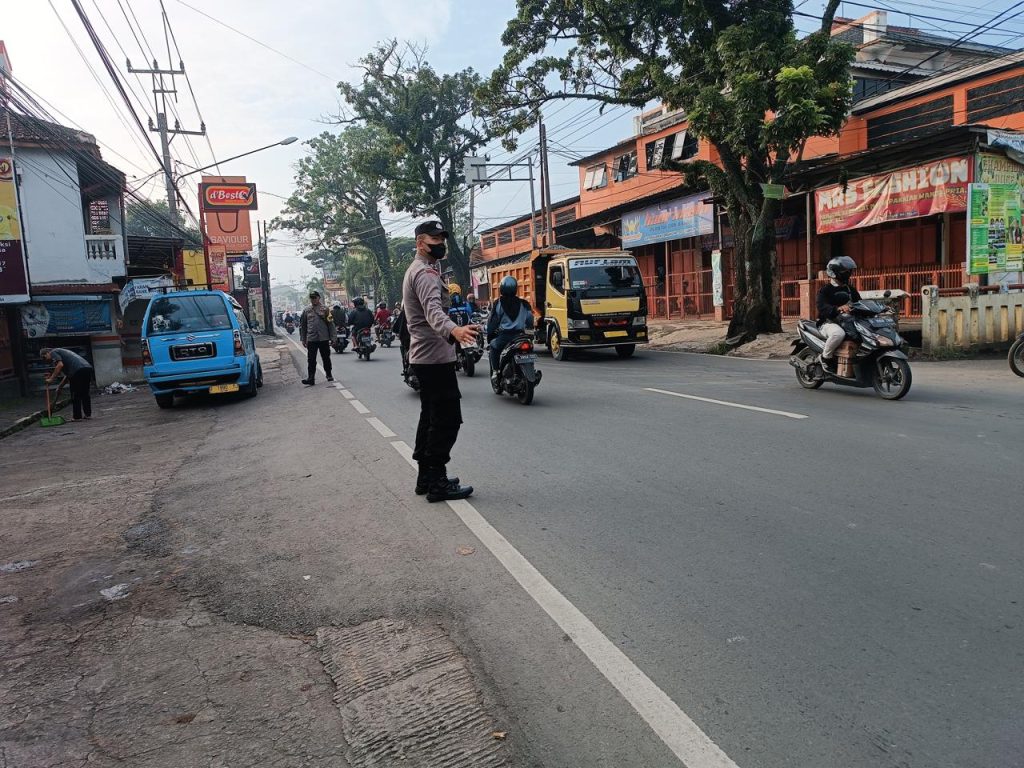 Unit Patroli Samapta Polsek Cangkuang, Tempati Titik Strong Point, Pastikan Lalu Lintas Lancar