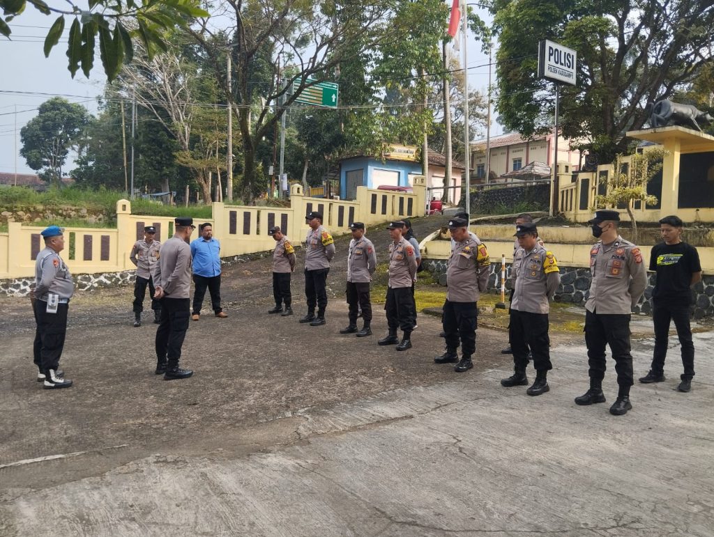 Apel Pagi dan Pengecekan Kelengkapan Personil Polsek Kadudampit