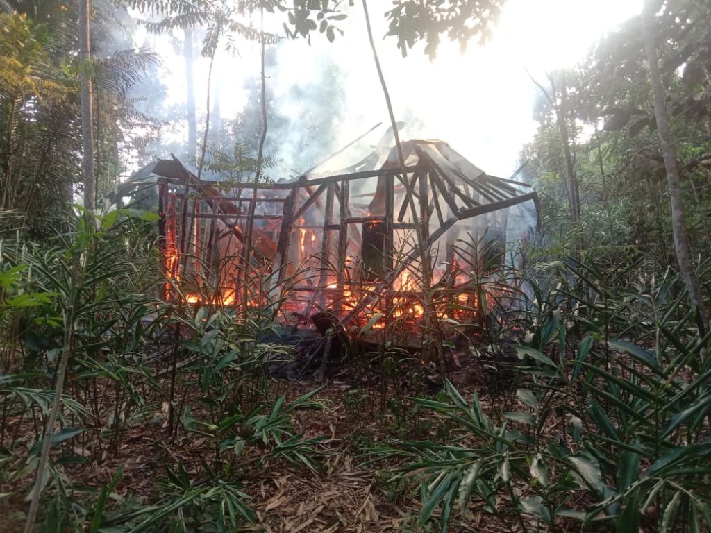 Polsek Banjarwangi Telusuri Penyebab Kebakaran Rumah Panggung Di Desa Padahurip