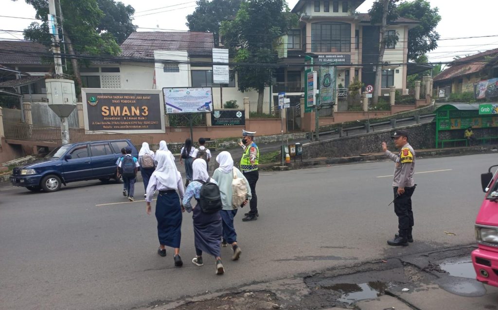 Polsek Cikole Laksanakan Giat Pengaturan Pagi