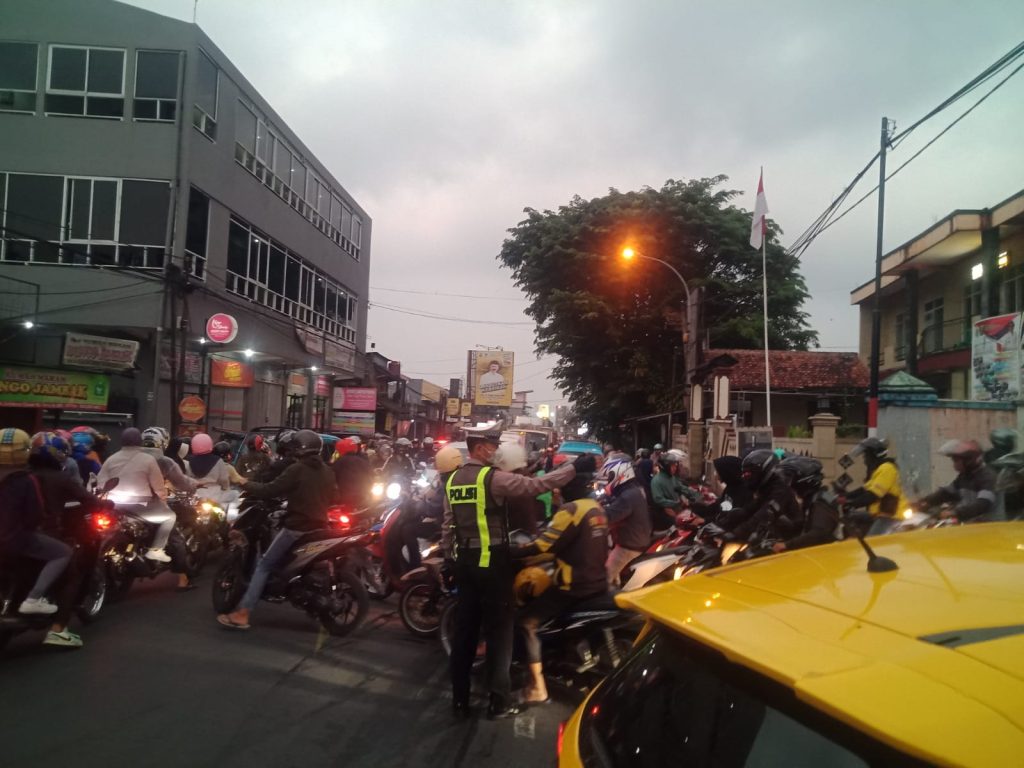 Antisipasi Kemacetan Pagi, Unit Lantas Polsek Sukalarang Laksanakan Gatur Lalin Saat Jam Masuk Karyawan