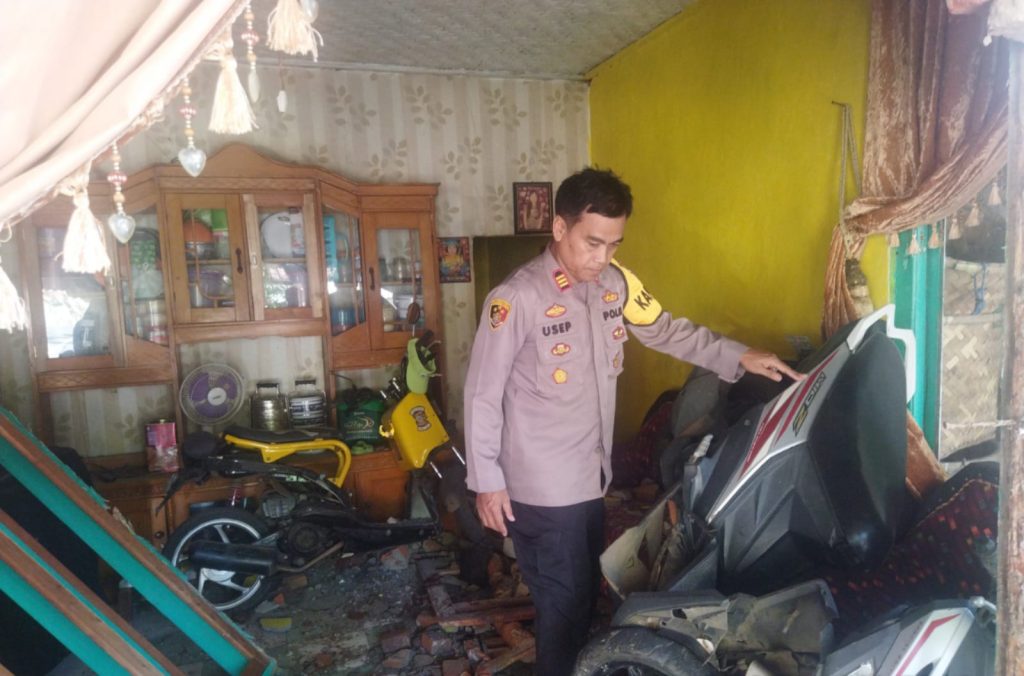 Sepeda Motor Hantam Rumah Warga Polsek Bungbulang Cek Tkp