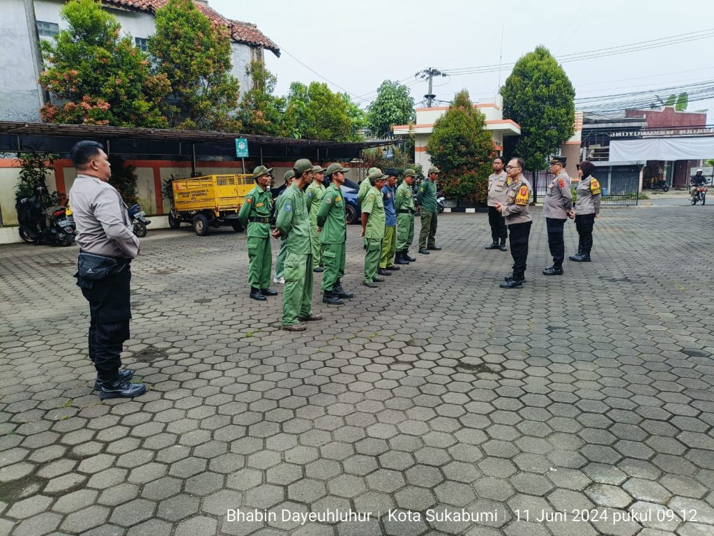 Kapolsek Warudoyong Pimpin Apel Siaga Satlinmas Dalam Rangka Penguatan Peran Linmas