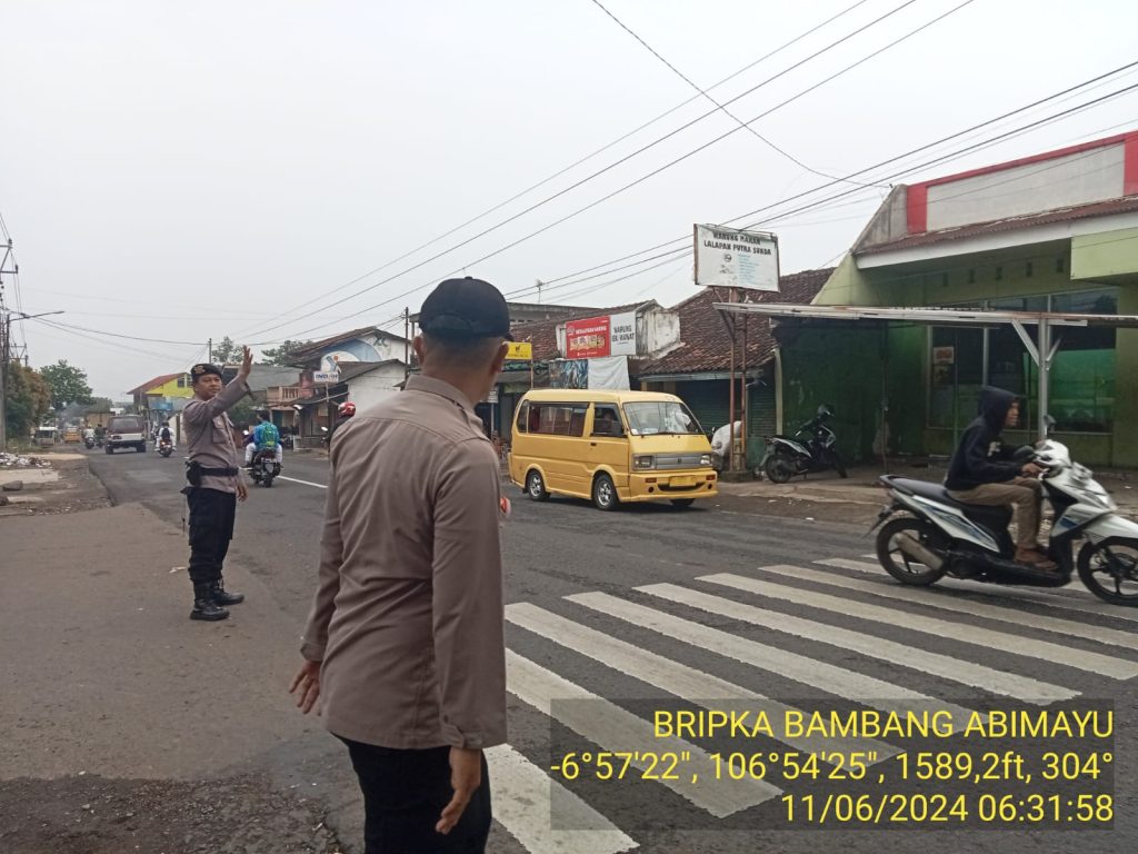 Polsek Lembursitu Tingkatkan Giat Pengaturan Lalulintas Pagi Hari