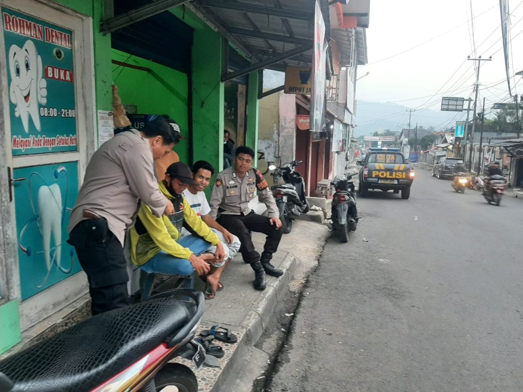 Patroli Rutin Siang Hari, Polisi Berikan Himbauan Kamtibmas Kepada Masyarakat