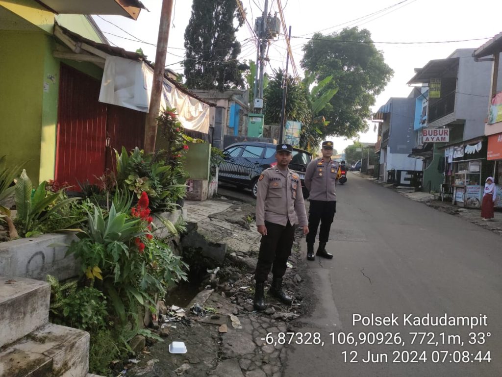 Unit Patroli Samapta Polsek Kadudampit Laksanakan Giat Pengaturan Di Pagi Hari