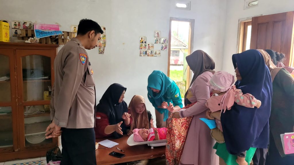 Cegah Stunting dan Ciptakan Kesehatan Balita, Bhabinkamtibmas Laksanakan Pemantauan Giat Posyandu