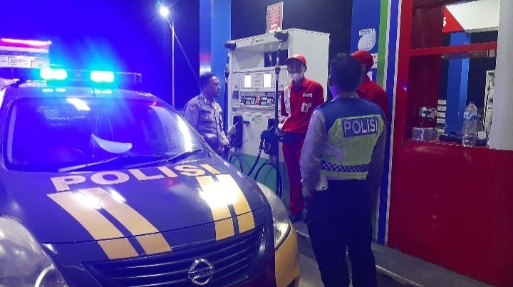 Anggota Patroli Polsek Sukalarang Melaksanakan Patroli Malam Sambangi SPBU