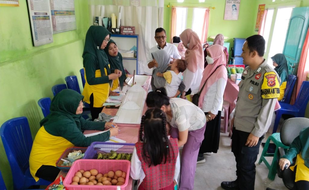 Bhabinkamtibmas Polsek Cikole Laksanakan Monitoring Kegiatan Posyandu Di wilayahnya