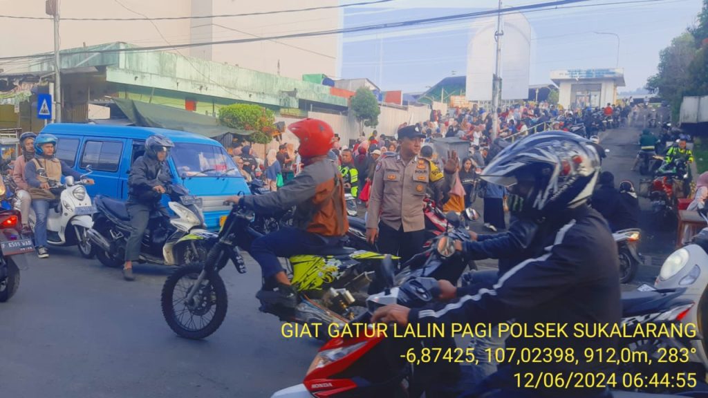 Antisipasi Kemacetan Pagi, Personil Polsek Sukalarang Melaksanakan Gatur Lalin Saat Jam Masuk Karyawan