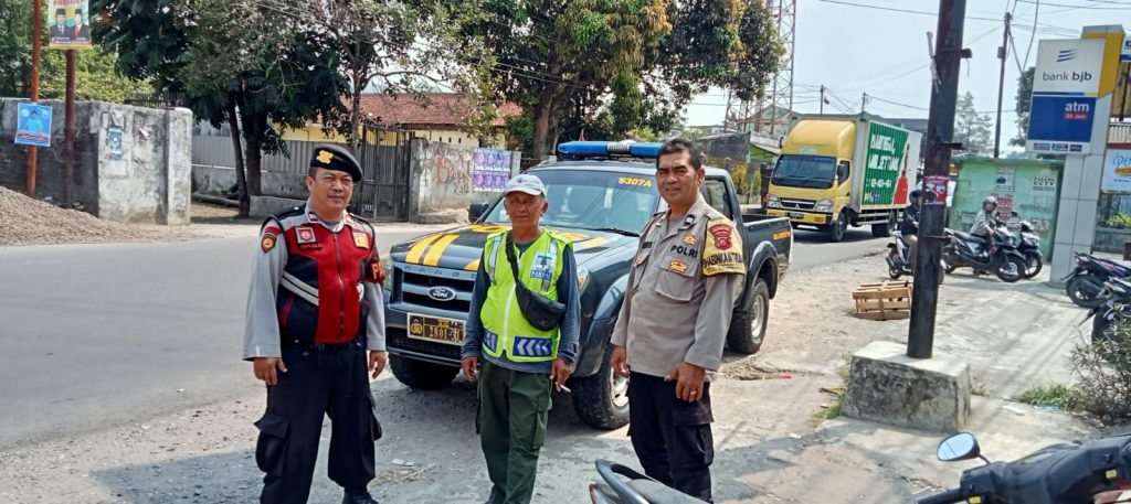 Sambangi Tukang Parkir dalam Jaga Kamtibmas, Ps Kanit Samapta Polsek Lembursitu Patroli Dialogis