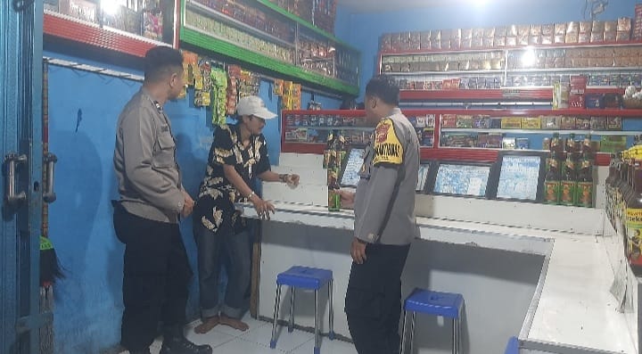 Cegah Peredaran Miras, Polisi Polsek Sukalarang Gencarkan Razia Miras Ke Kios – Kios Jamu