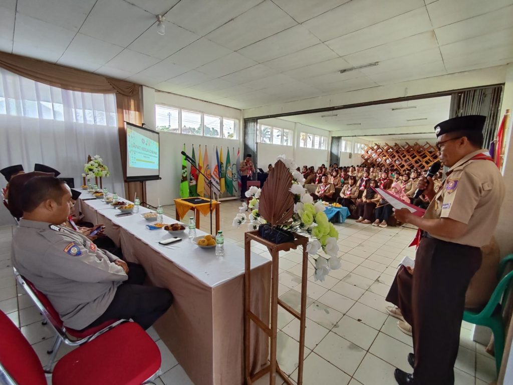 Babinkamtias Polsek Sukalarang Hadiri Pengukuhan dan Pelantikan Pembina Pramuka