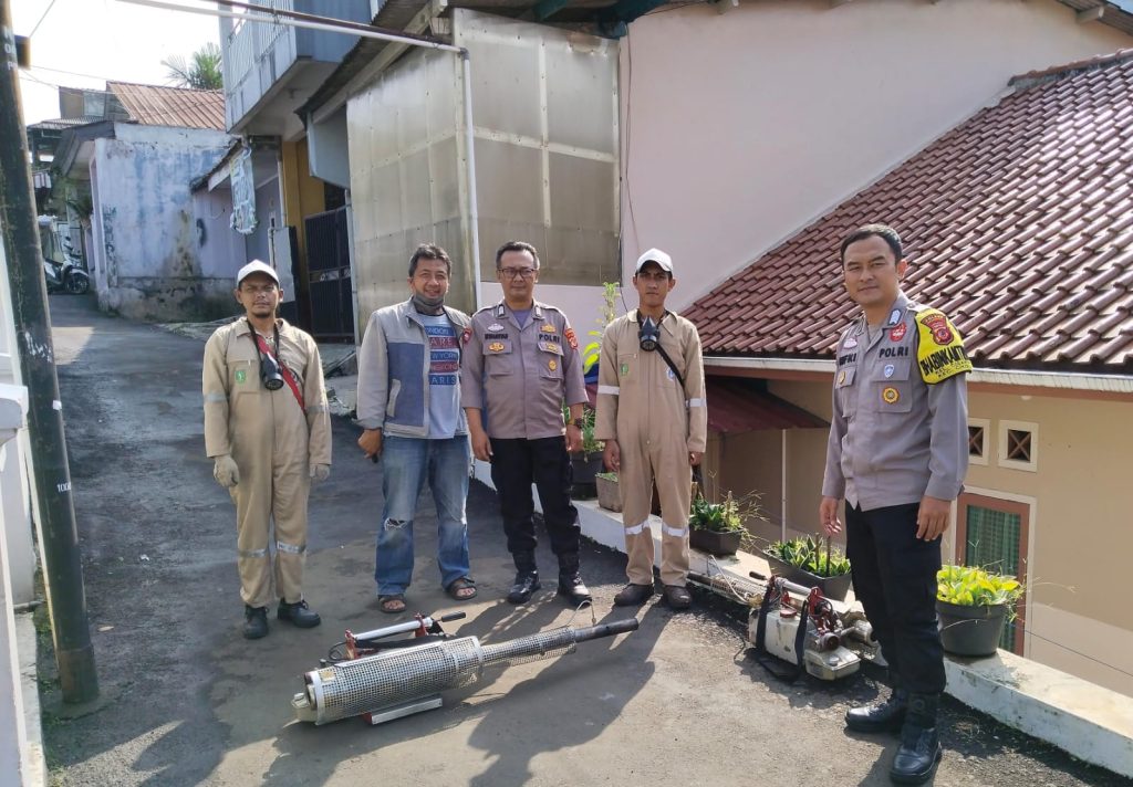 Bhabinkamtibmas Polsek Cikole Monitoring Giat Fogging Di Wilayahnya