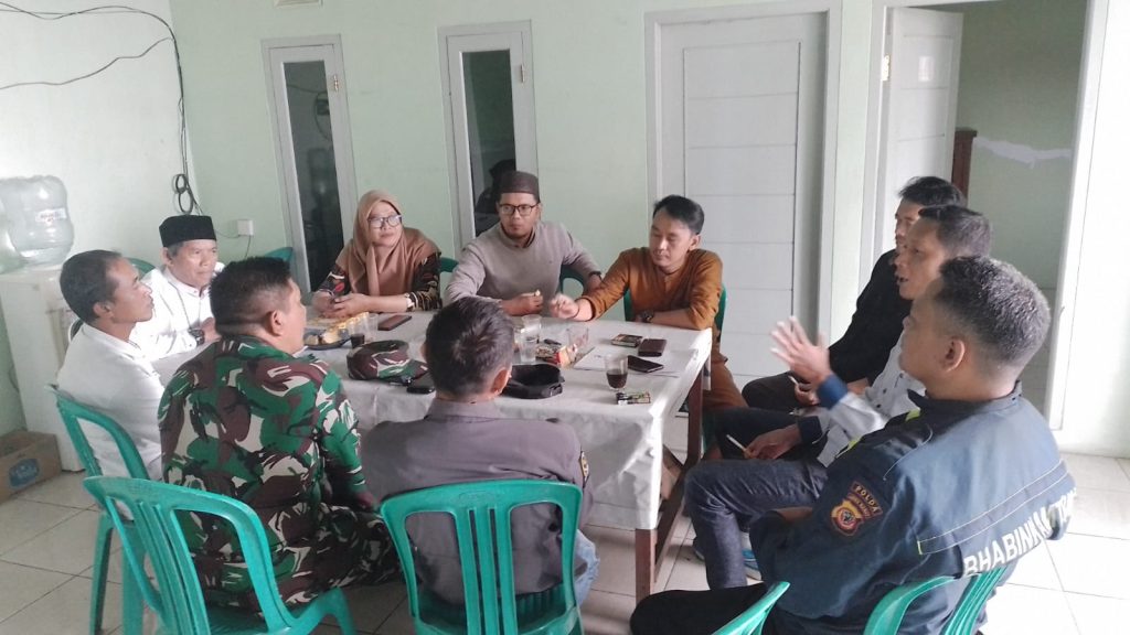 Sinergitas TNI-POLRI Bhabinkamtibmas Laksanakan Kegiatan Dialogis dan Sambang dengan Perangkat Desa