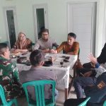 Sinergitas TNI-POLRI Bhabinkamtibmas Laksanakan Kegiatan Dialogis dan Sambang dengan Perangkat Desa