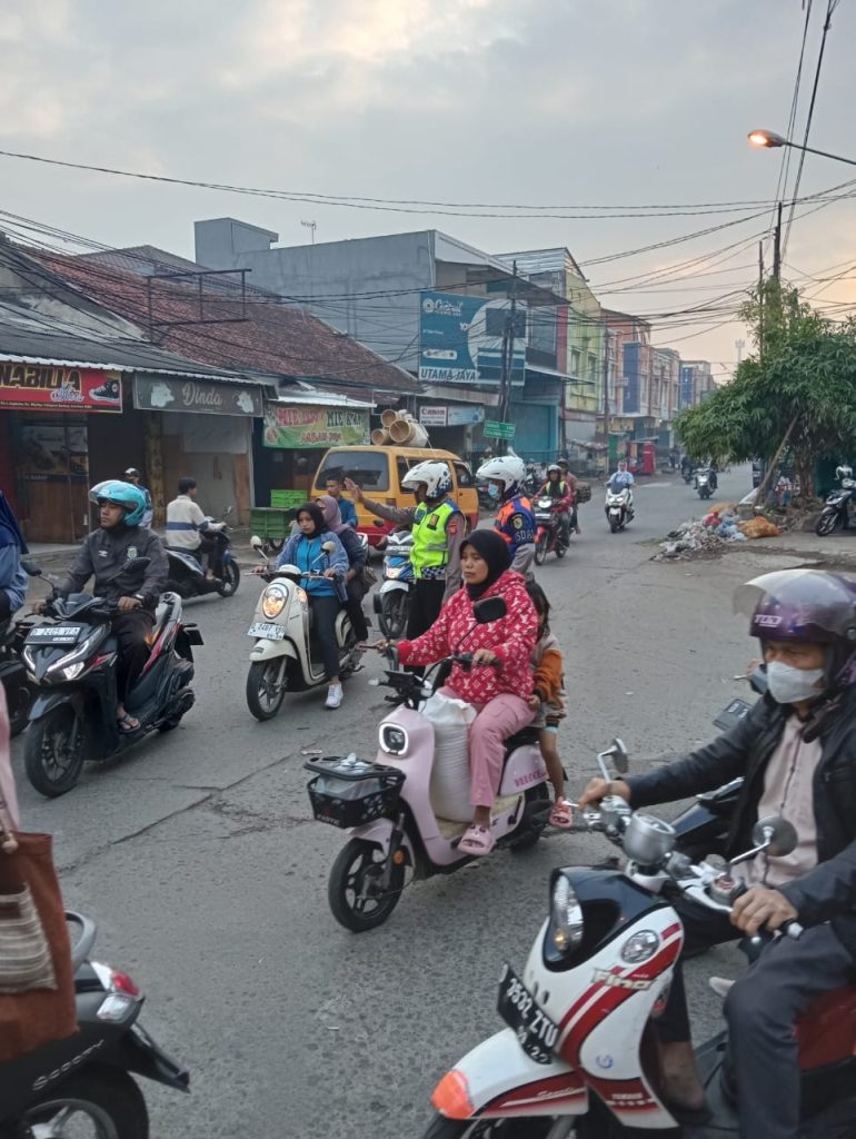 Berikan Kenyamanan Saat Berkendara Personil Polsek Majalaya Lakukan Pelayanan yang Humanis.