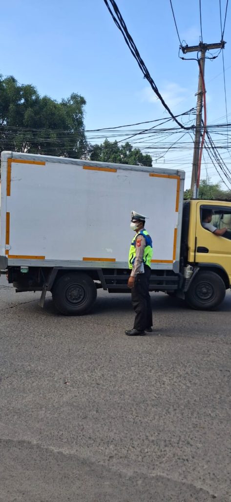 Personil Unit Lantas Polsek Dayeuhkolot Antisipasi Kepadatan Arus Lalulintas di Sore Hari