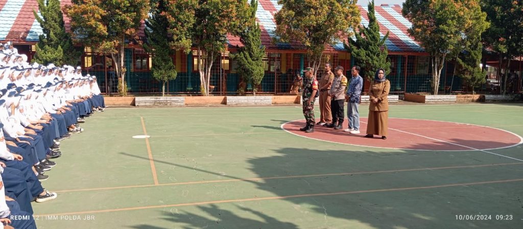 Sinergitas BhabinKamtibmas Polsek Solokan Jeruk dan Babinsa Laksanakan Monitoring Pelepasan dan Pengumuman Kelulusan SMPN 2 Solokanjeruk