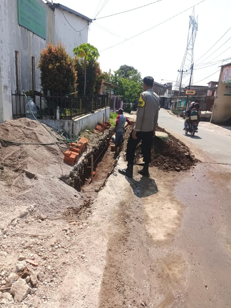 Dukung Pembangunan Desa, Bhabin Nagrak Polsek Cangkuang, Monitor Penbangunan Drainase