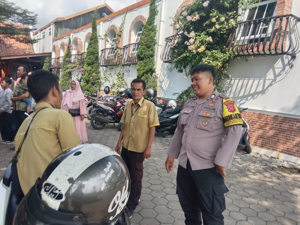 Bhabinkamtibmas Desa Bojongloa Kec Rancaekek binluh kamtibmas serta ajak warga tingkatkan siskamling